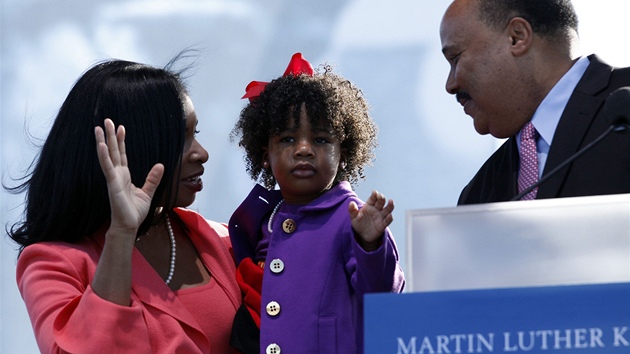 Ceremoniálu se zúastnil i Martin Luther King III. s rodinou. (16. íjna 2011)