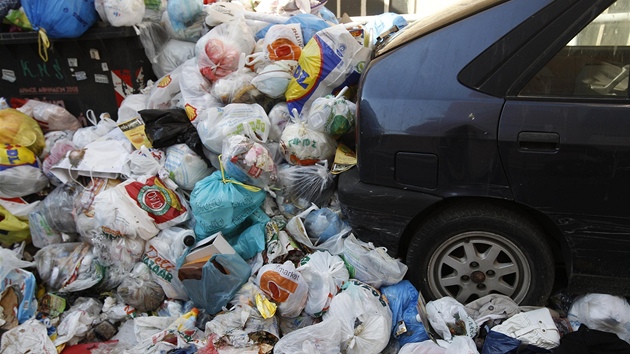 Ulice eckých mst zamoily odpadky (18. íjna 2011)