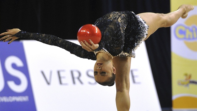 KREACE S MÍČEM. Ruská moderní gymnastka Jevgenija Kanajevová zcela ovládla KREACE S MÍČEM. Ruská moderní gymnastka Jevgenija Kanajevová zcela ovládla
