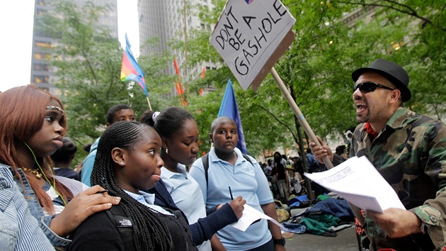 Mladík vyzývá k protestm mladé studenty. New York ve nepokoji u pes ti