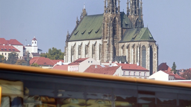 Pohled na brnnskou katedrálu na Petrov od autobusového nádraí Zvonaka 