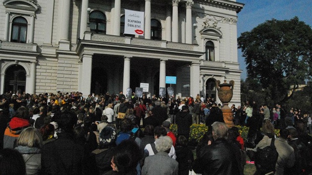 Do protestu proti krtm v brnnské kultue se zapojilo na est set lidí.