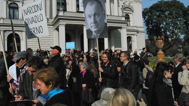 Do protestu proti krtm v brnnské kultue se zapojilo na est set lidí.