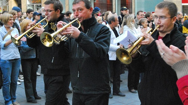 Pochod na podporu Jankova divadla v Brn - 19. jen 2011. Opern sbor zpval v ulicch slavn melodie, napklad z Verdiho Nabucca a Smetanovy Prodan nevsty. lenov orchestru hrli fanfry ze Smetanovy
Libue.