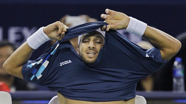 U JSEM TO PROPOTIL. panlský tenista Feliciano Lopez si pevléká triko bhem