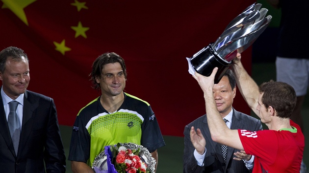 Andy Murray, vítz turnaje v anghaji, s trofejí pro vítze. Ve finále zdolal