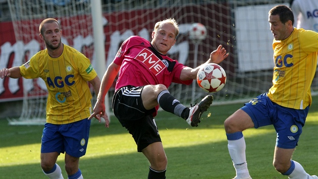 eskobudjovický Grigori irkin (uprosted) odvrací mí mezi teplickými