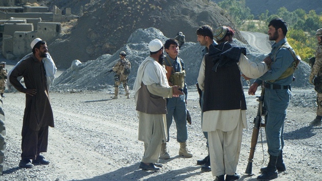 etí vojáci v afghánském okrese Chui, afghánská policie kontroluje
