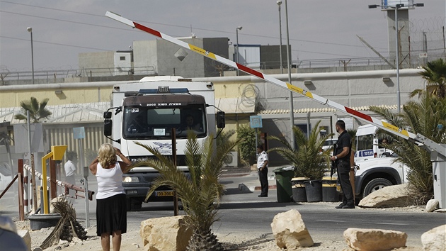 Palestinky se dívají na fotografie nkterých palestinských vz, kteí se vrátí z izraelských vznic.