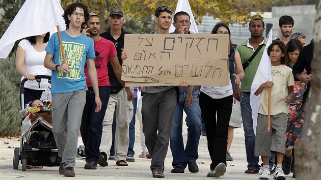 Izraelci protestují ped kanceláí premiéra Netanjahua v Jeruzalém proti