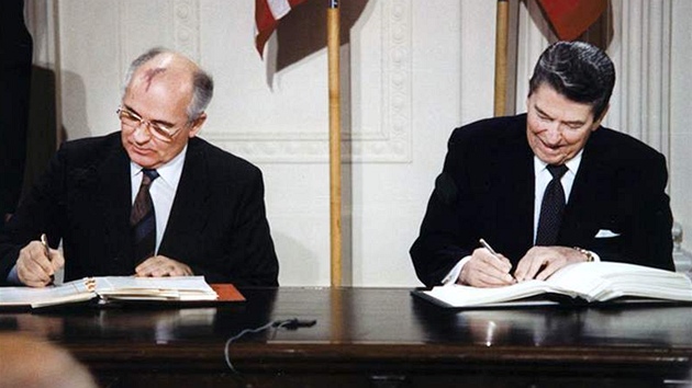 Michail Gorbaov a Ronald Reagan podepisují smlouvu INF v roce 1987 v Bílém...
