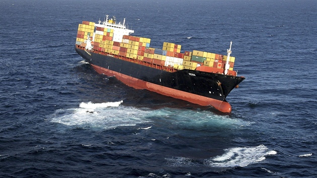 Z pokozené liberijské kontejnerové lodi Rena u novozélandského pobeí vytéká
