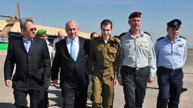 Zleva: izraelský ministr obrany Ehud Barak, premiér Benjamin Netanjahu, Gilad...