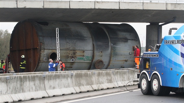 Válec kotle zablokovaný pod mostem v Ostravě. (12. října 2011) Válec kotle zablokovaný pod mostem v Ostravě. (12. října 2011)