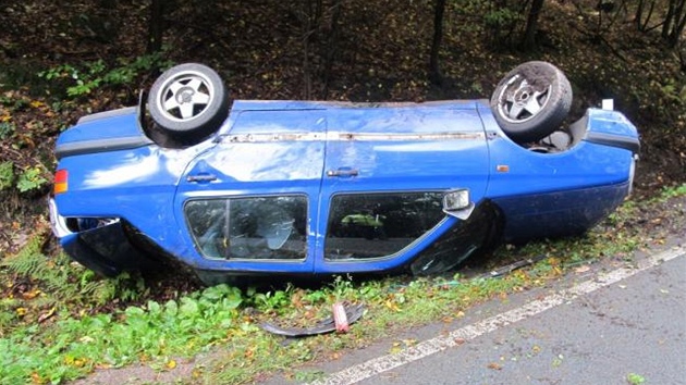 Nehoda u Vamberku, pi které skonil na stee idi s Volkswagenem Vento. 