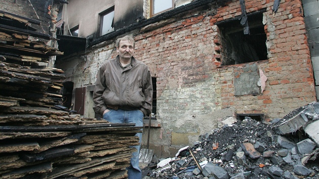 Petr Poznar v troskách svého penzionu v Hlavov na Náchodsku. 