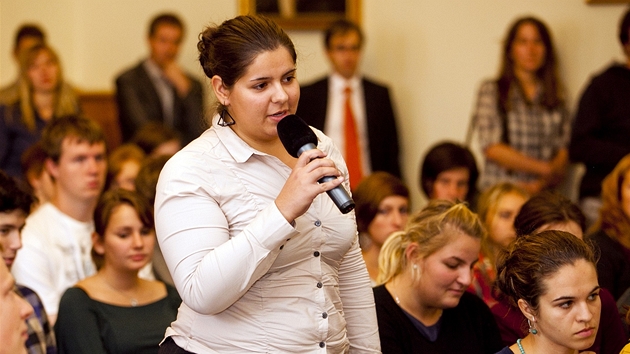 Debata student s politiky o korupci, budova Akademie vd v Praze (10. íjna