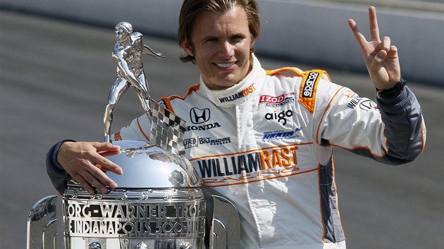 Dan Wheldon po triumfu ve slavných 500 mil Indianapolisu.