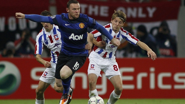 Wayne Rooney bojuje s obranou rumunského Galati