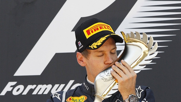 POLIBEK. Sebastian Vettel procítn celuje trofej urenou vítzi Velké ceny