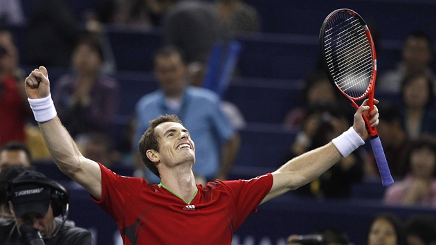 Andy Murray se tí z triumfu na turnaji v anghaji. 