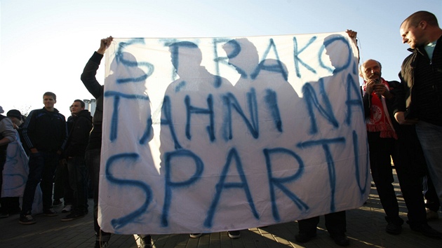 Luká Vala alias Straák byl jedním z tch, kdo proti trenéru Strakovi protestovali.