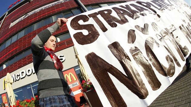 Protesty fand kvli pchodu trenra Frantika Straky do Slavie zaaly ped stadionem v Edenu. 