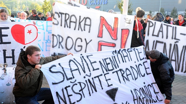 Protestn pochod fanouk fotbalov Slavie proti souasn situaci v klubu a angaovn bvalho sparanskho trenra Frantika Straky zan. 