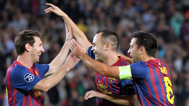 DÍKY LEO. Anrés Iniesta (uprosted) dkuje Leo  Messimu za pihrávku na první...