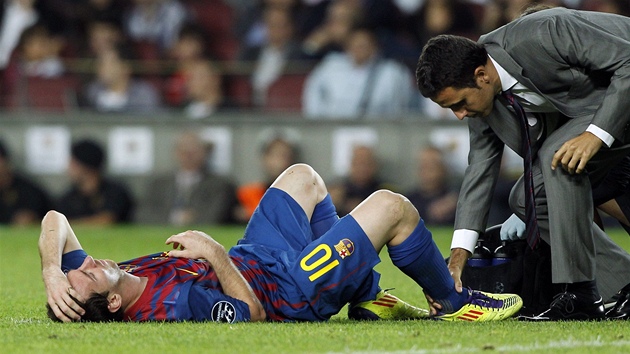 KOTNÍK BOLÍ. Lionel Messi z Barcelony v péi lékae. 