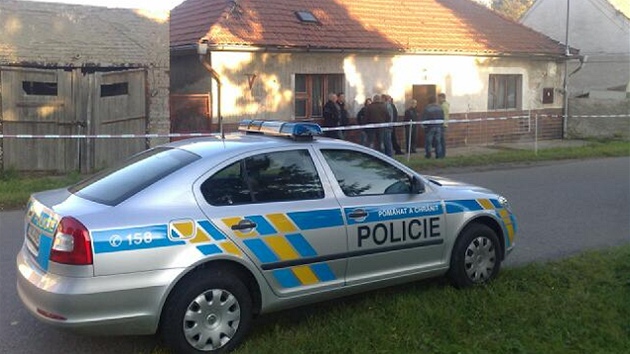 Rodinn domek v Popovicch, ve kterm policie nala jeho majitele mrtvho.