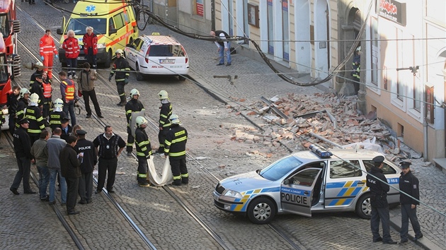 Padající kusy falené títové zdi zabily na jedné z nejrunjích olomouckých ulic procházející enu. Podle statika me za pád uchycení zdi postupy z 19. století a otesy z projídjících tramvají.