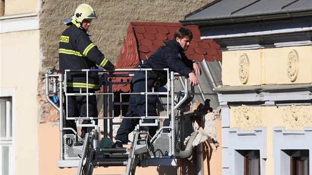 Zícená ást falené títové zdi zabila na jedné z nejrunjích olomouckých ulic procházející enu. Podle závr statika pitom ped tvrt stoletím pi opravách nkdo odstranil ást jejího uchycení.