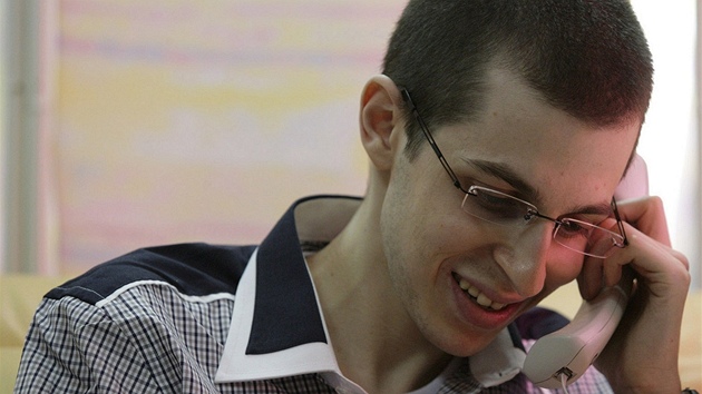 Gilad alit poprvé po proputní hovoí telefonicky se svými rodii (18. íjna