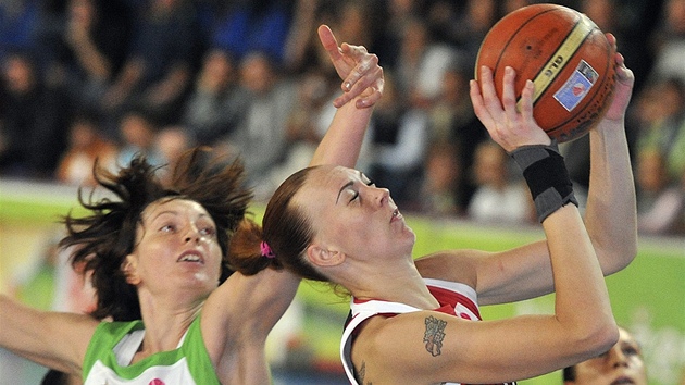 Irina Osipovová (u míče) ze Spartaku Moskva zakončuje proti Frisku Brno, snaha Irina Osipovová (u míče) ze Spartaku Moskva zakončuje proti Frisku Brno, snaha