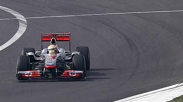 Lewis Hamilton s mclarenen v korejské kvalifikaci voz formule 1.