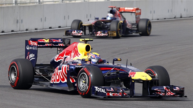 Mark Webber s redbullem v korejské kvalifikaci voz formule 1.