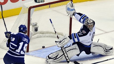 Joffrey Lupul z Toronta pekonává brankáe Winnipegu Ondeje Pavelce.