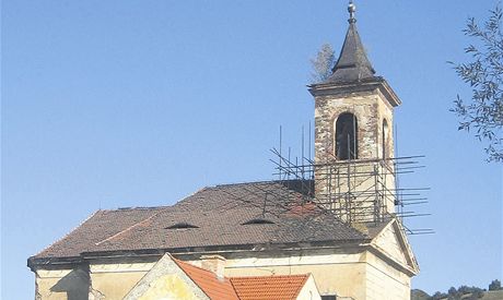 Katolická církev nemla na opravu vesnického kostela ve Stranné peníze. Není to