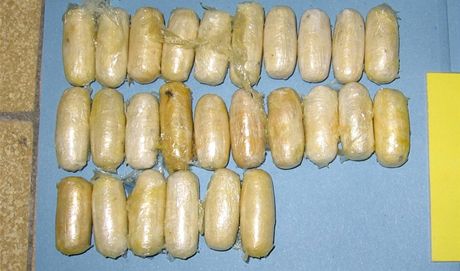 Celníci na praské Ruzyni nali v tle paeráka 67 kapslí s kokainem