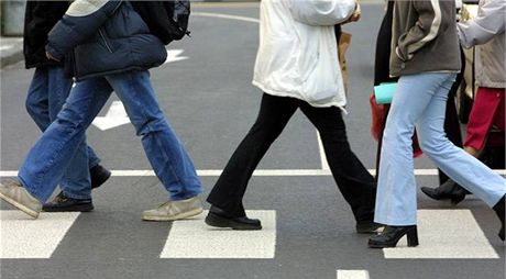 Cyklista nemohl zabrzdit a na pechodu srazil seniora (ilustraní foto).