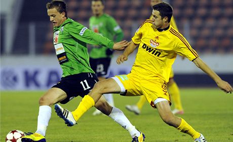 JABLONEC VPEDU. Stejn jako v tomto souboji jabloneckého Jana Kopice (vlevo) s