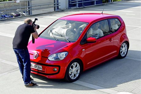 Celkem estnct lid se velo Volkswagenu Up! a vytvoilo jeho nov rekord.