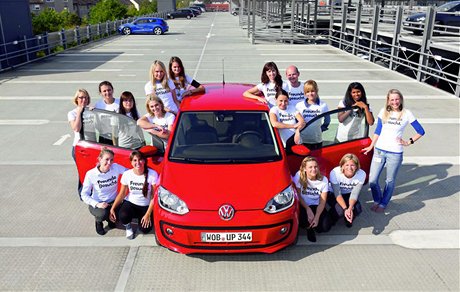 Celkem estnáct lidí se velo Volkswagenu Up! a vytvoilo jeho nový rekord.