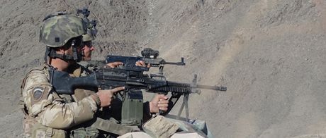 etí vojáci bhem operace Desert Serpent v okrese Baraki Barak afghánské...