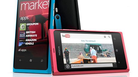 Nokia Lumia 800 ve tech barevnch variantch. Telefon bude stt nedotovan 12...