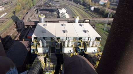 Budova s tkaninovými filtry v ostravské huti ArcelorMittal z ptaí perspektivy.