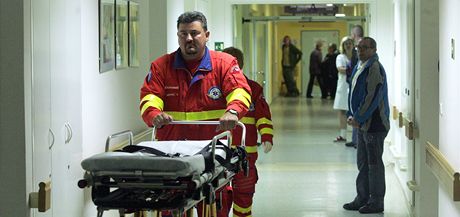 Zábava dtí z Ostravy skonila smutn. Popálenou dívenku odvezli do nemocnice záchranái. (Ilustraní foto)