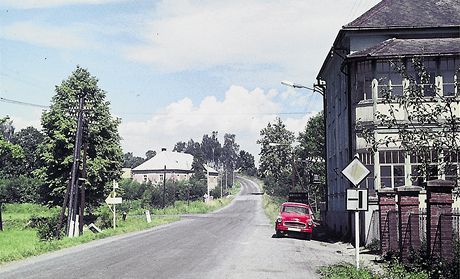 Na snímku silnice na Bruntál, v popedí budova, ve které sídlila lesní správa.