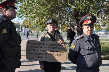 Demonstrant piel k odhalovanmu pamtnku eskoslovenskch legi vyjdit